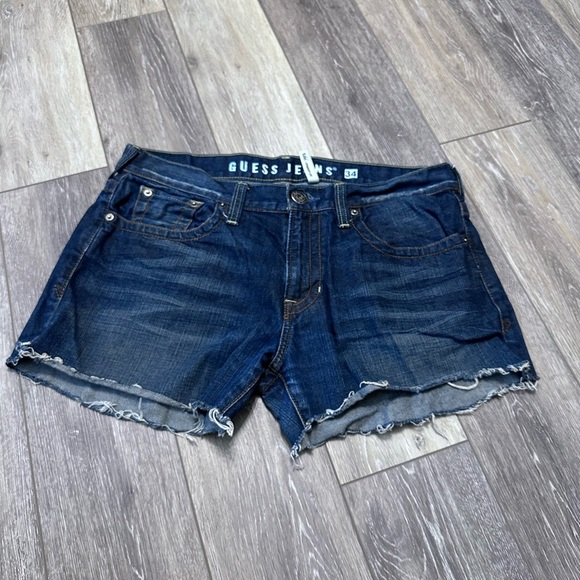 🛍️ Guess 2 1/2 inch Jean shorts size 34 stretch - Picture 1 of 6